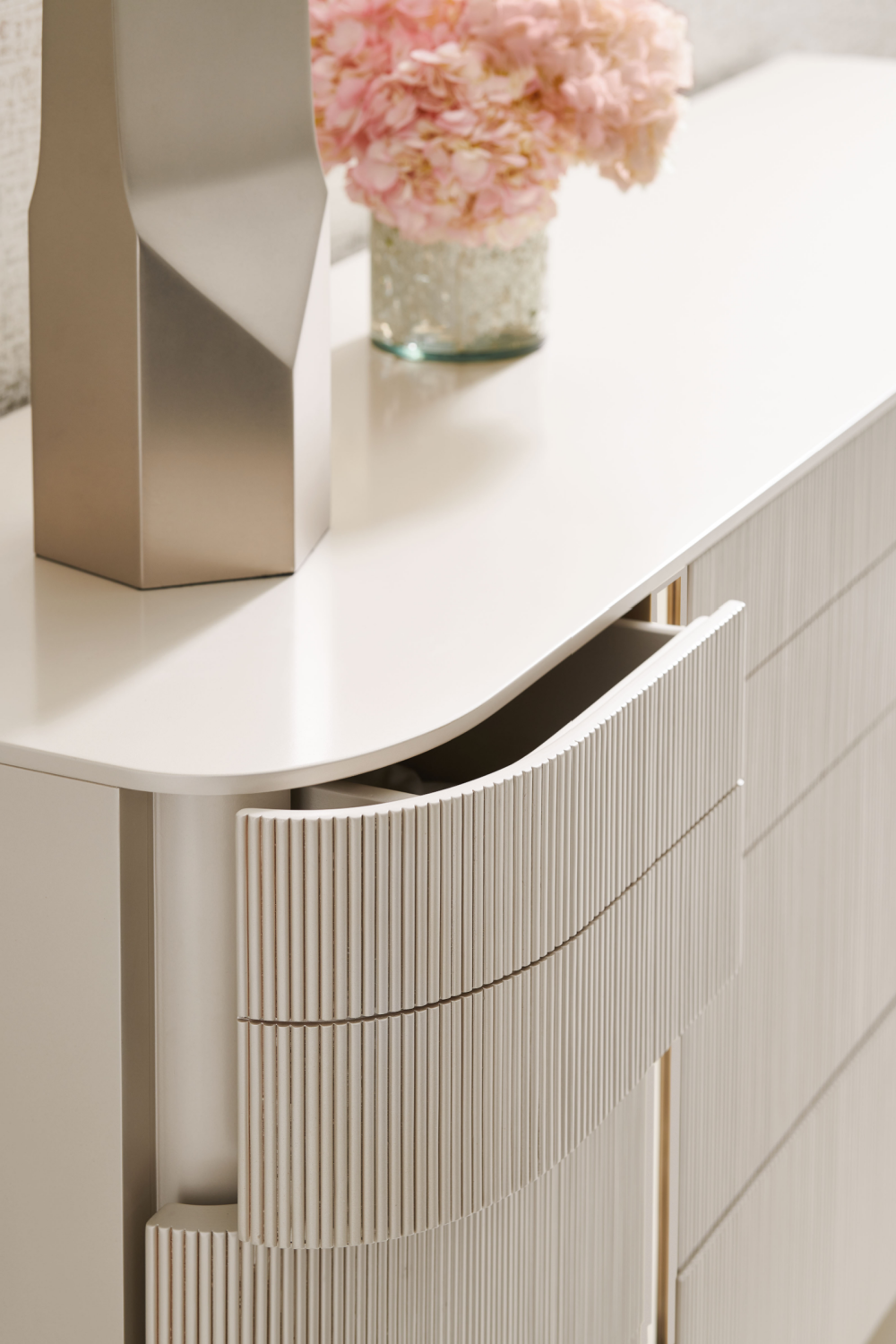 Matte Pearl Modern Dresser | Caracole Love At First Sight | Caracole.eu.com
