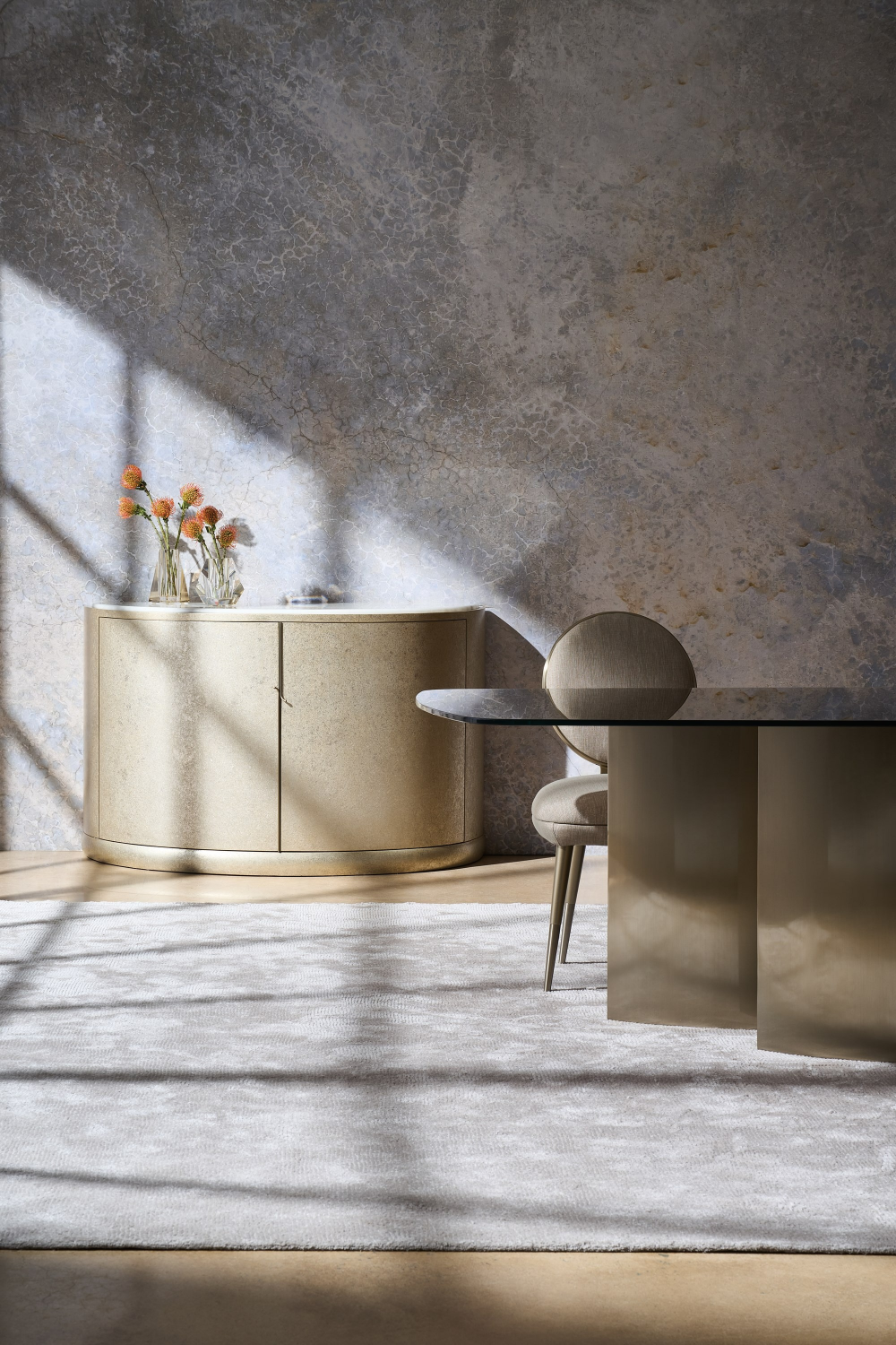 Gold 4-Column Base Dining Table | Caracole Aphelion 4 | Caracole.eu.com