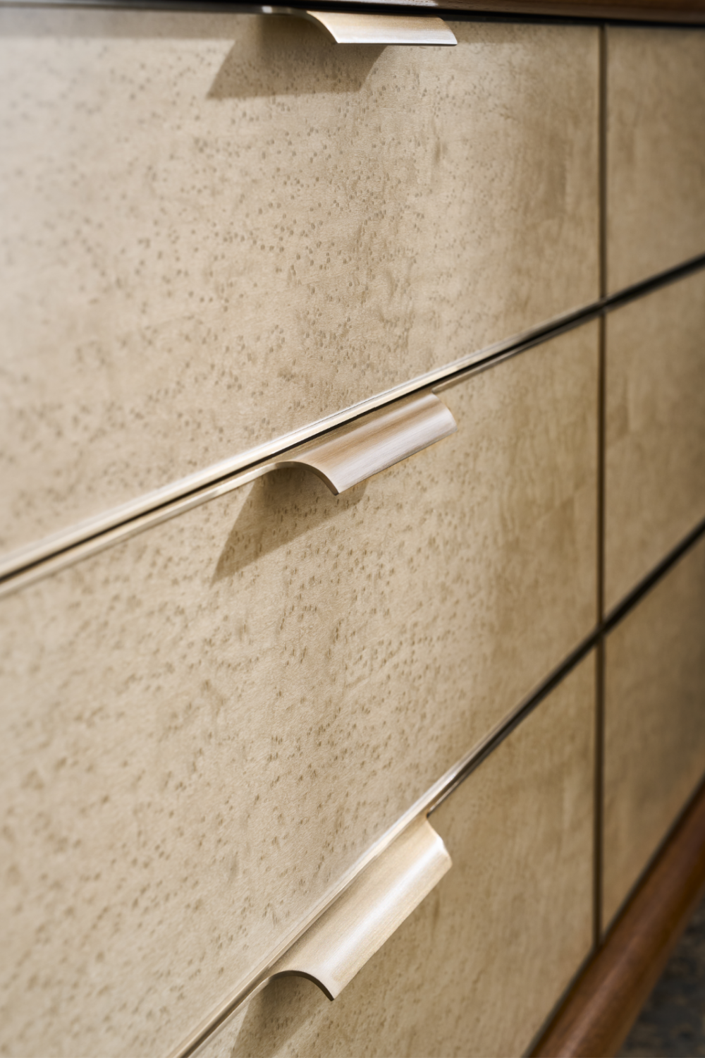 Suede Side 6-Drawer Dresser | Caracole Botero | Caracole.eu.com