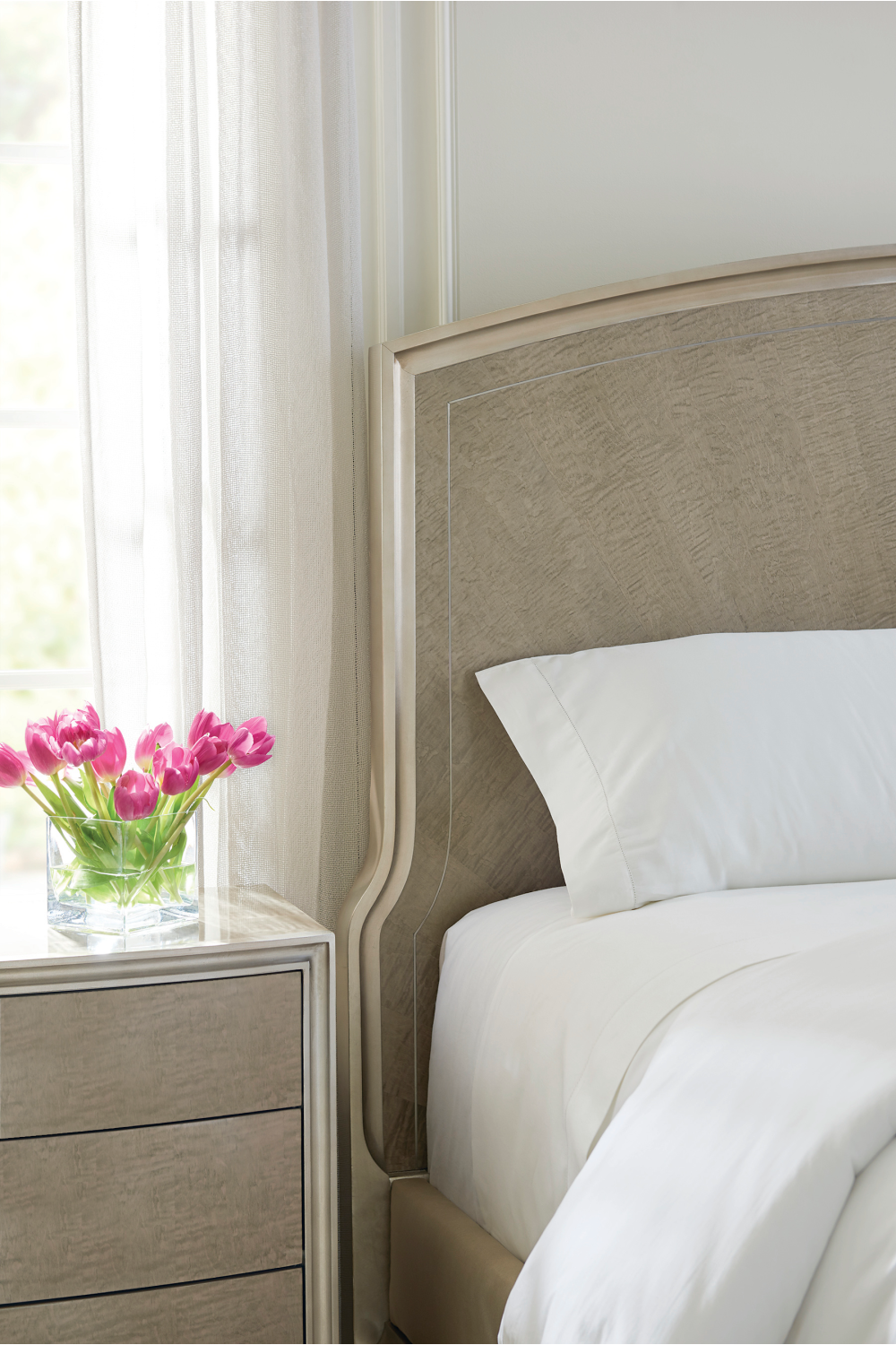 Metallic Outlined King Bed | Caracole Rise To The Occasion | Caracole.eu.com