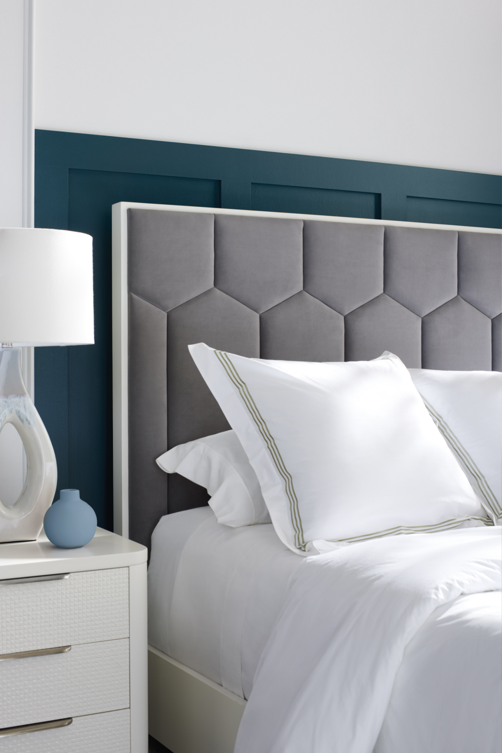 Gray Honeycomb Tufted California King Bed | Caracole Honey I'm Home | Caracole.eu.com