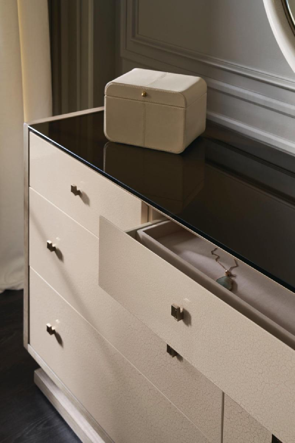 White 7-Drawer Dresser | Caracole Calypso | Caracole.eu.com