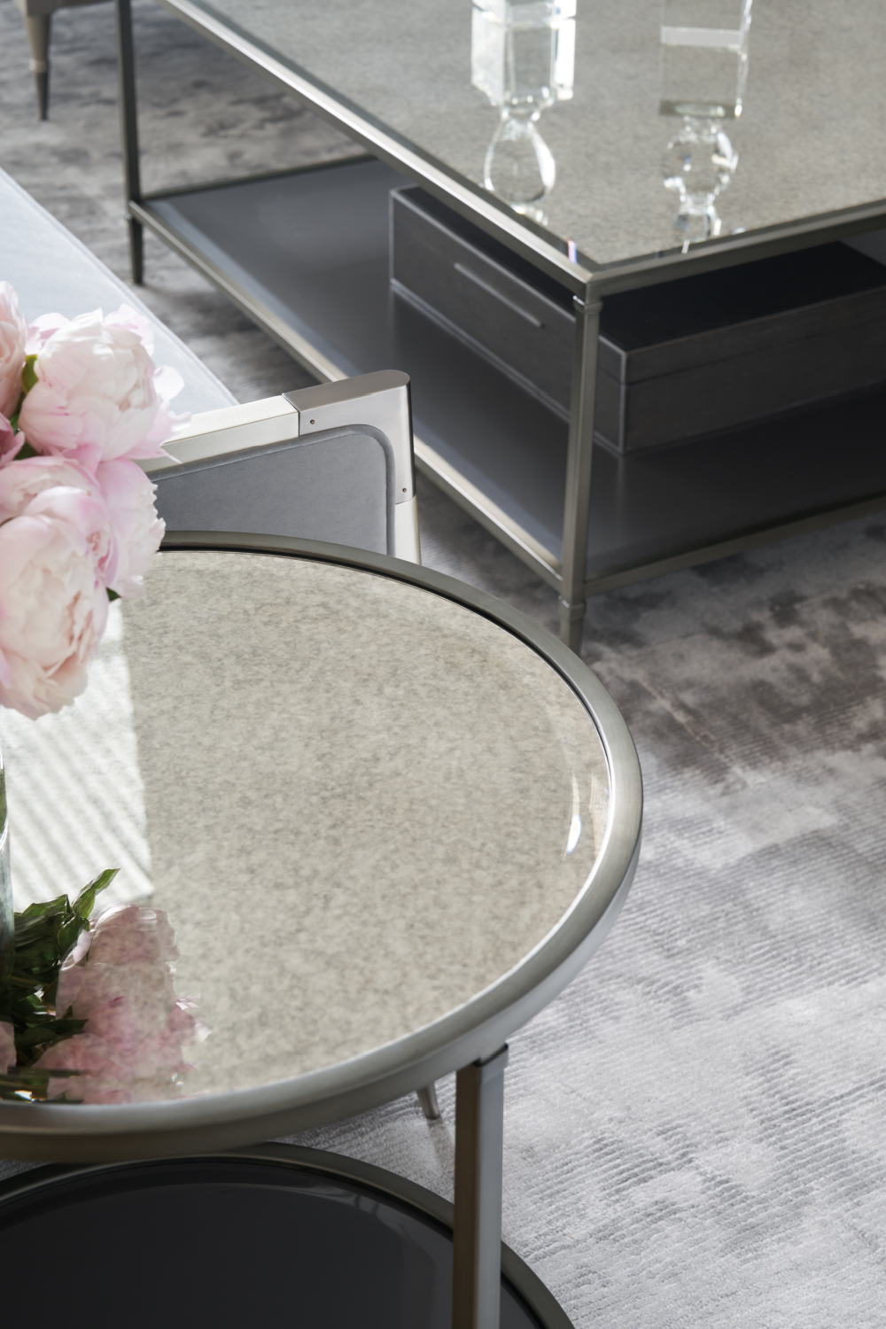 Mirrored-Top End Table | Caracole Smoulder | Caracole.eu.com