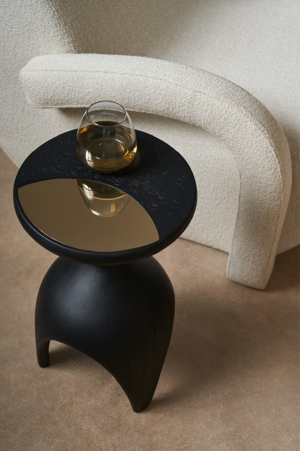 Black Modern Tripod Side Table | Caracole Quinn | Caracole.eu.com