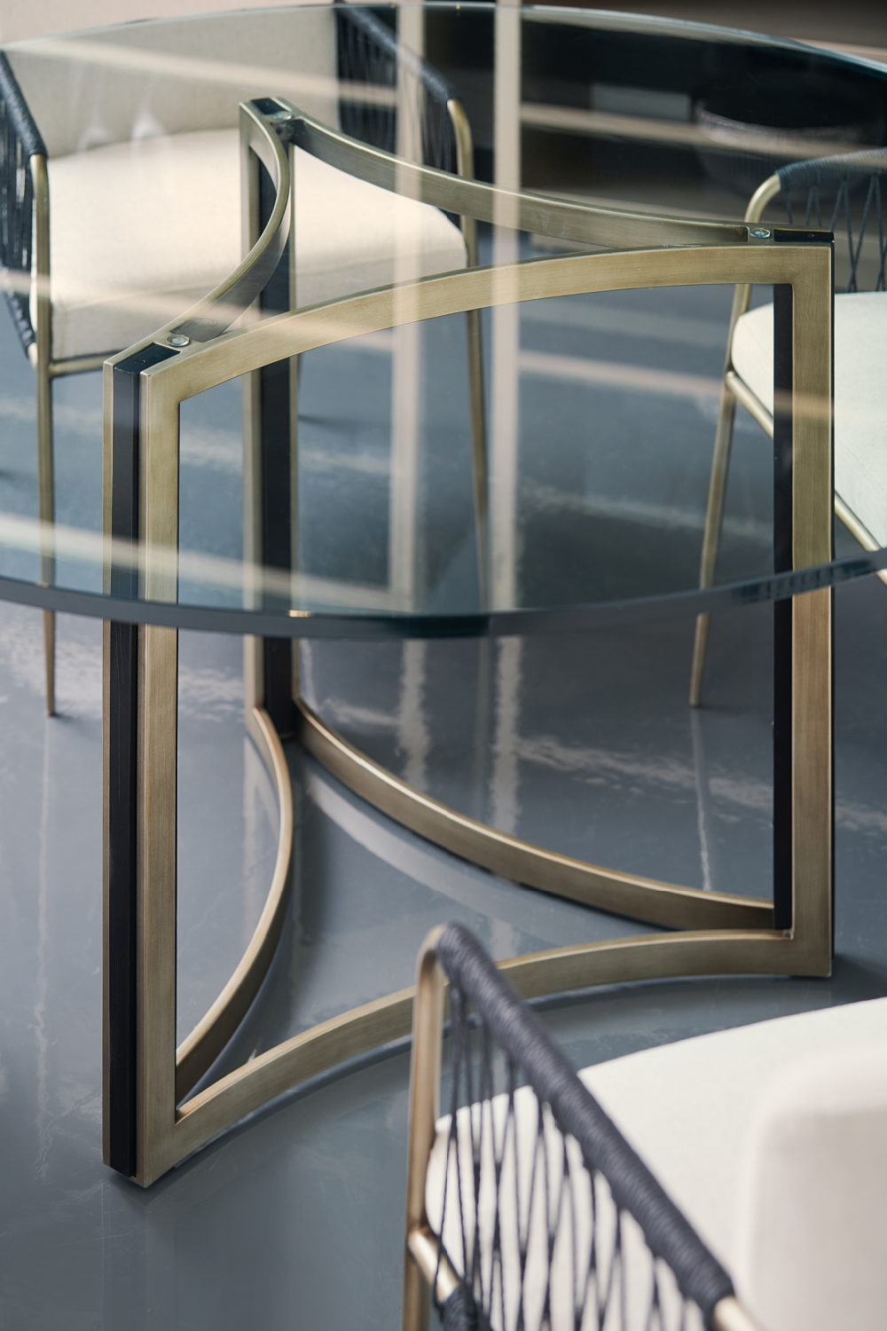 Round Glass Dining Table | Caracole Remix Remix | Caracole.eu.com