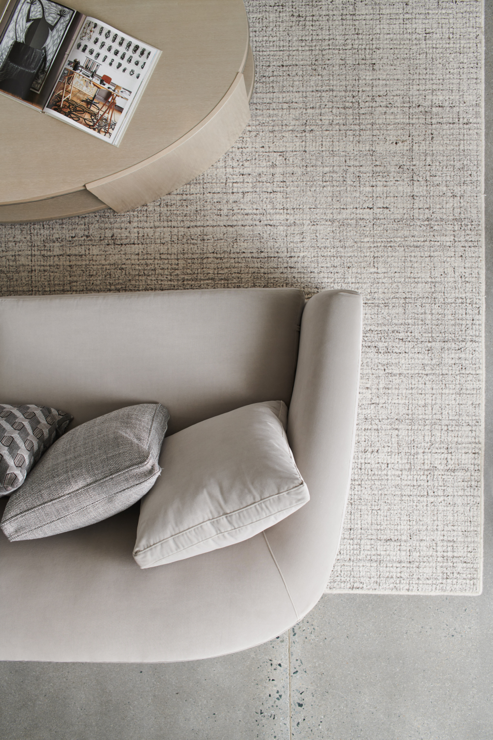 Oval Cream Cocktail Table | Caracole Da Vita | Caracole.eu.com