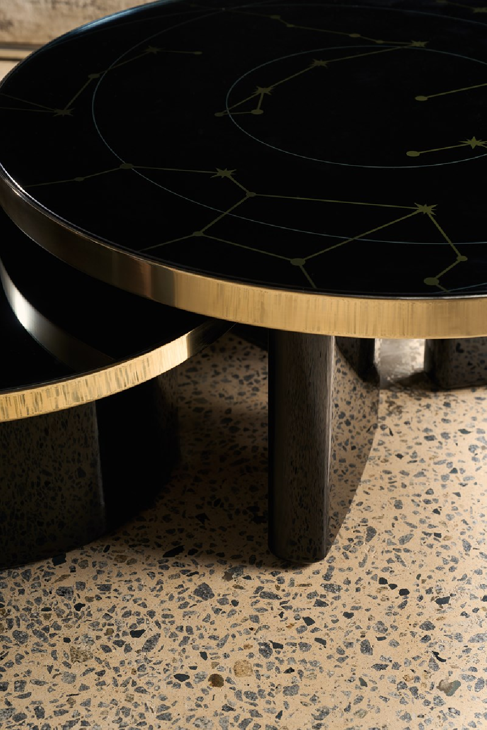 Black Round Coffee Table | Caracole Umbra | Caracole.eu.com