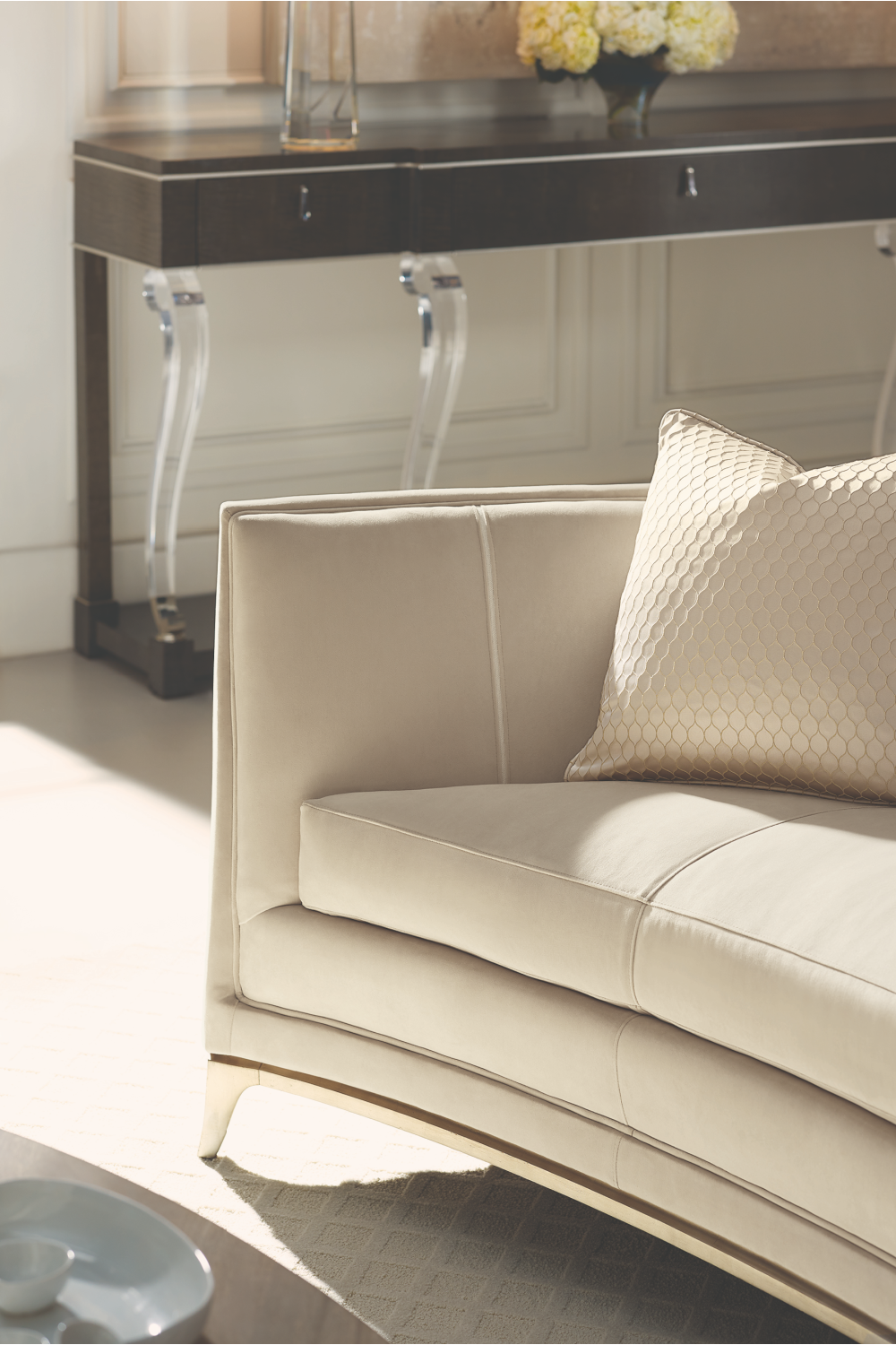 Beige Curved Sofa | Caracole Bend The Rules | Caracole.eu.com