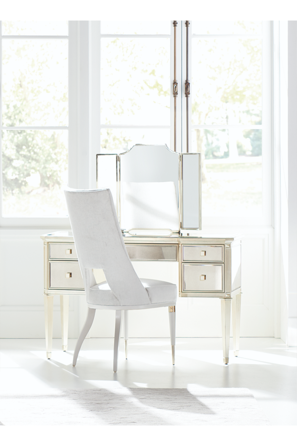 Ivory Modern Dining Chair | Caracole Guest of Honor | Caracole.eu.com