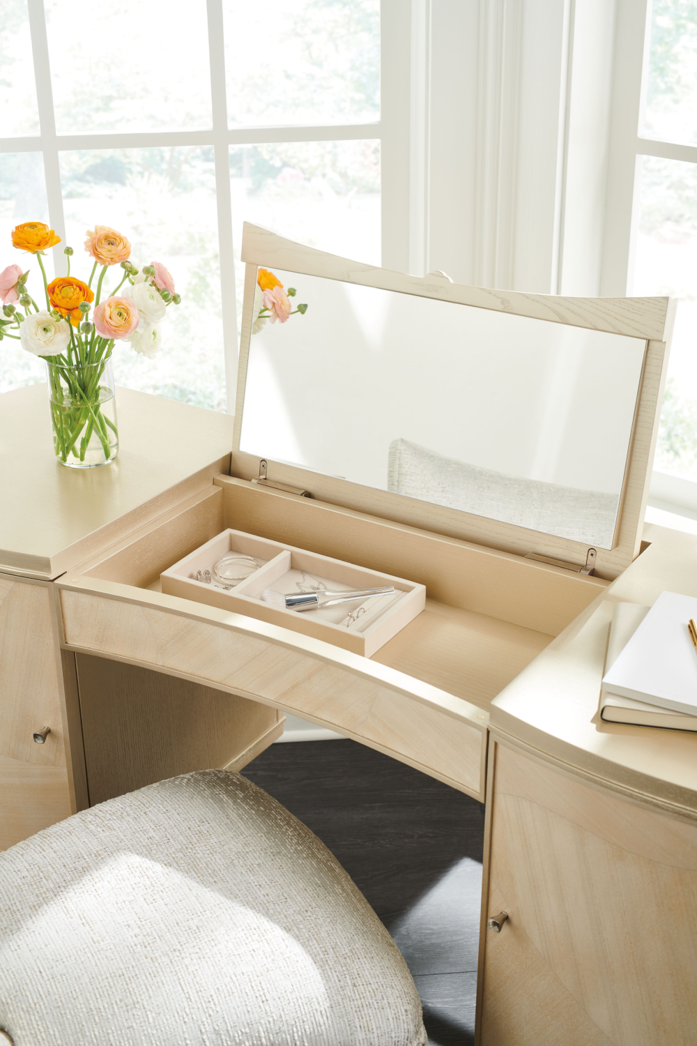 Cream Modern Vanity Table | Caracole Fancy Me | Caracole.eu.com