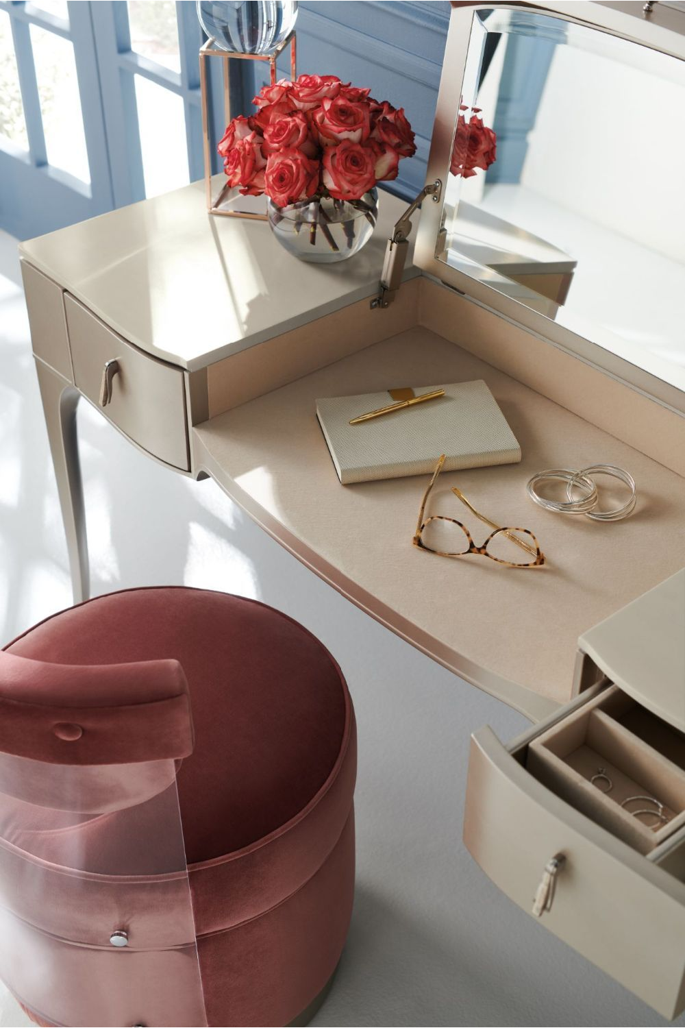 Flip Top Mirror Vanity Table | Caracole Kiss N Makeup | Caracole.eu.com