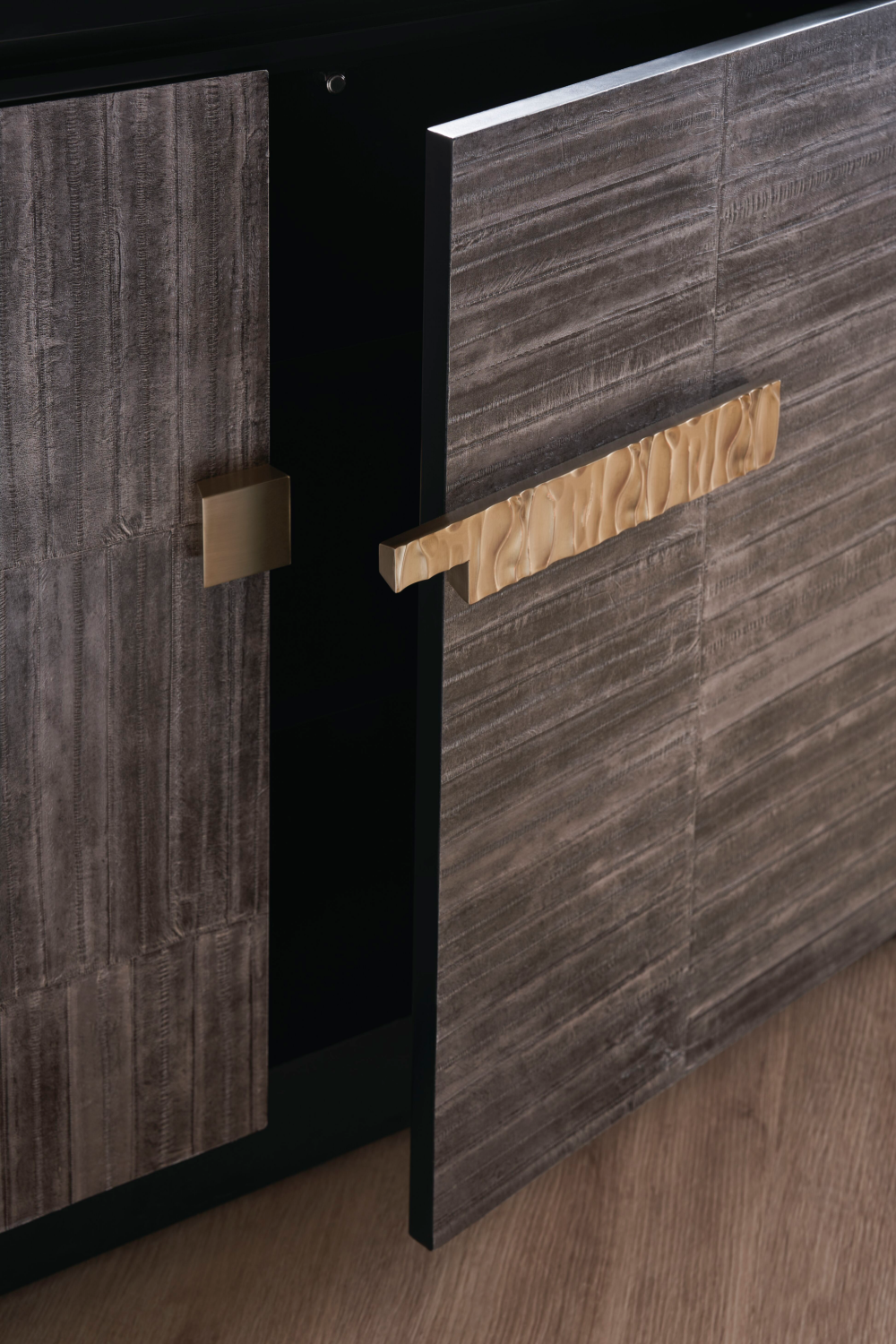 Poplar Modern Drawers Chest | Caracole Nigri | Caracole.eu.com