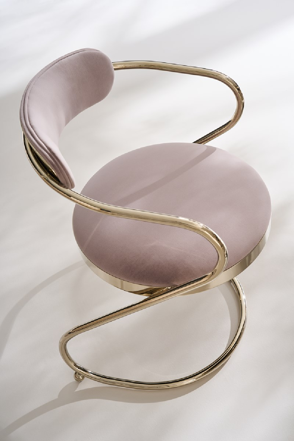 Wavy Cantilevered Dining Chair | Caracole Retrospect | Caracole.EU.com