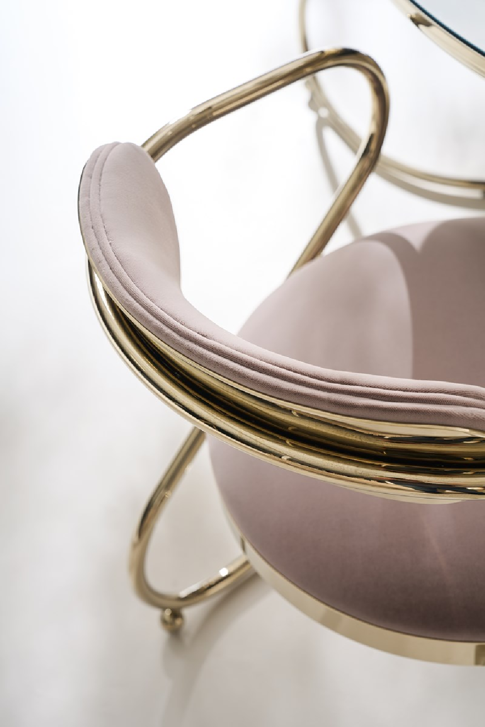 Wavy Cantilevered Dining Chair | Caracole Retrospect | Caracole.EU.com