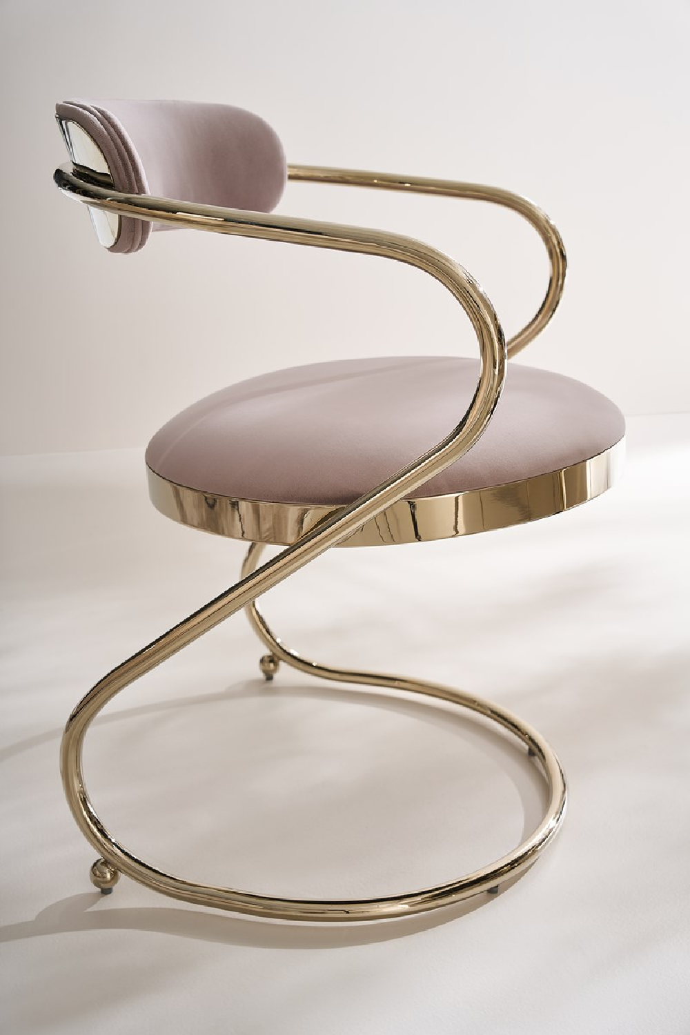Wavy Cantilevered Dining Chair | Caracole Retrospect | Caracole.EU.com