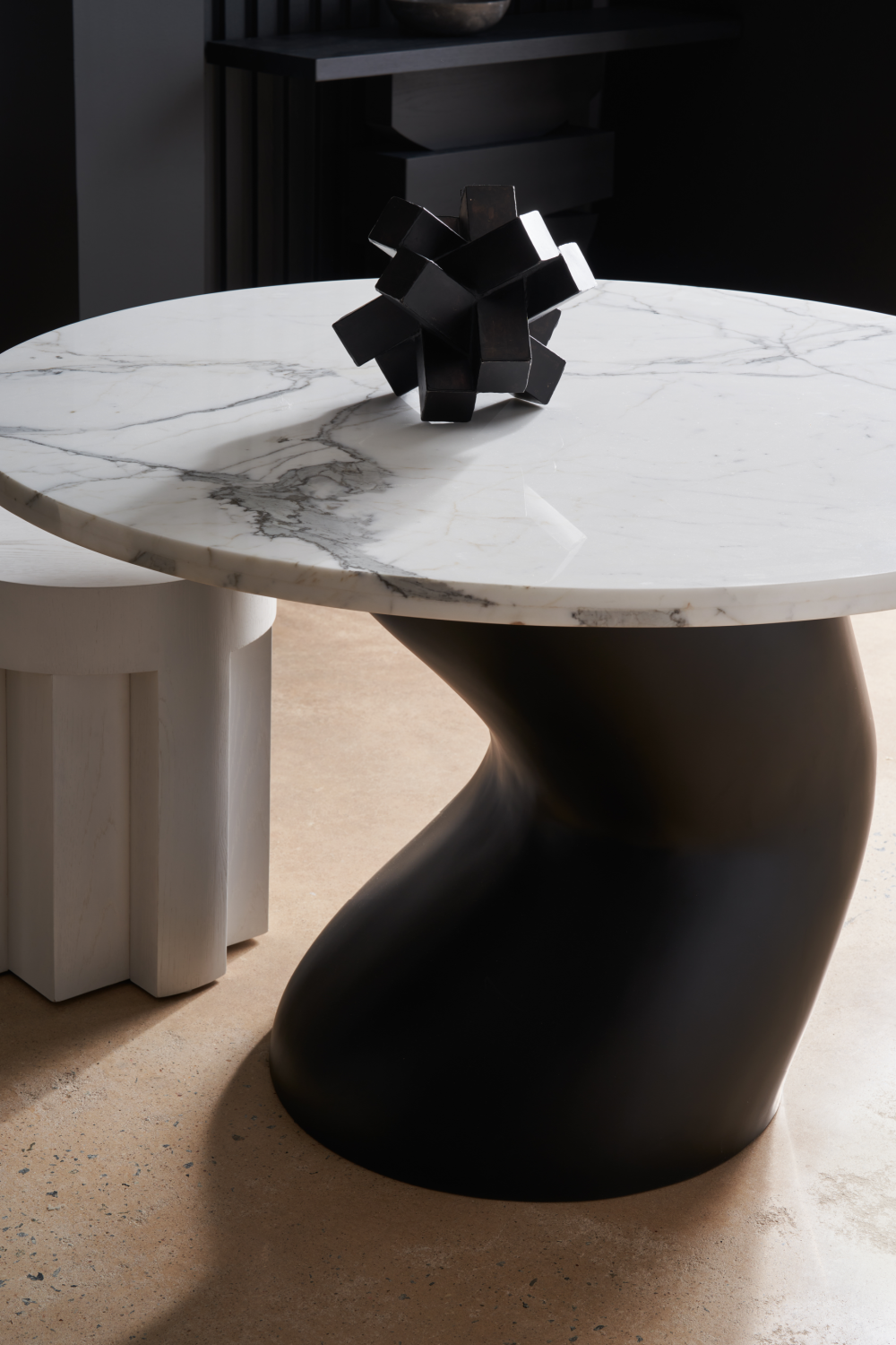 Wavy Black Base Dining Table | Caracole Jose | Caracole.eu.com