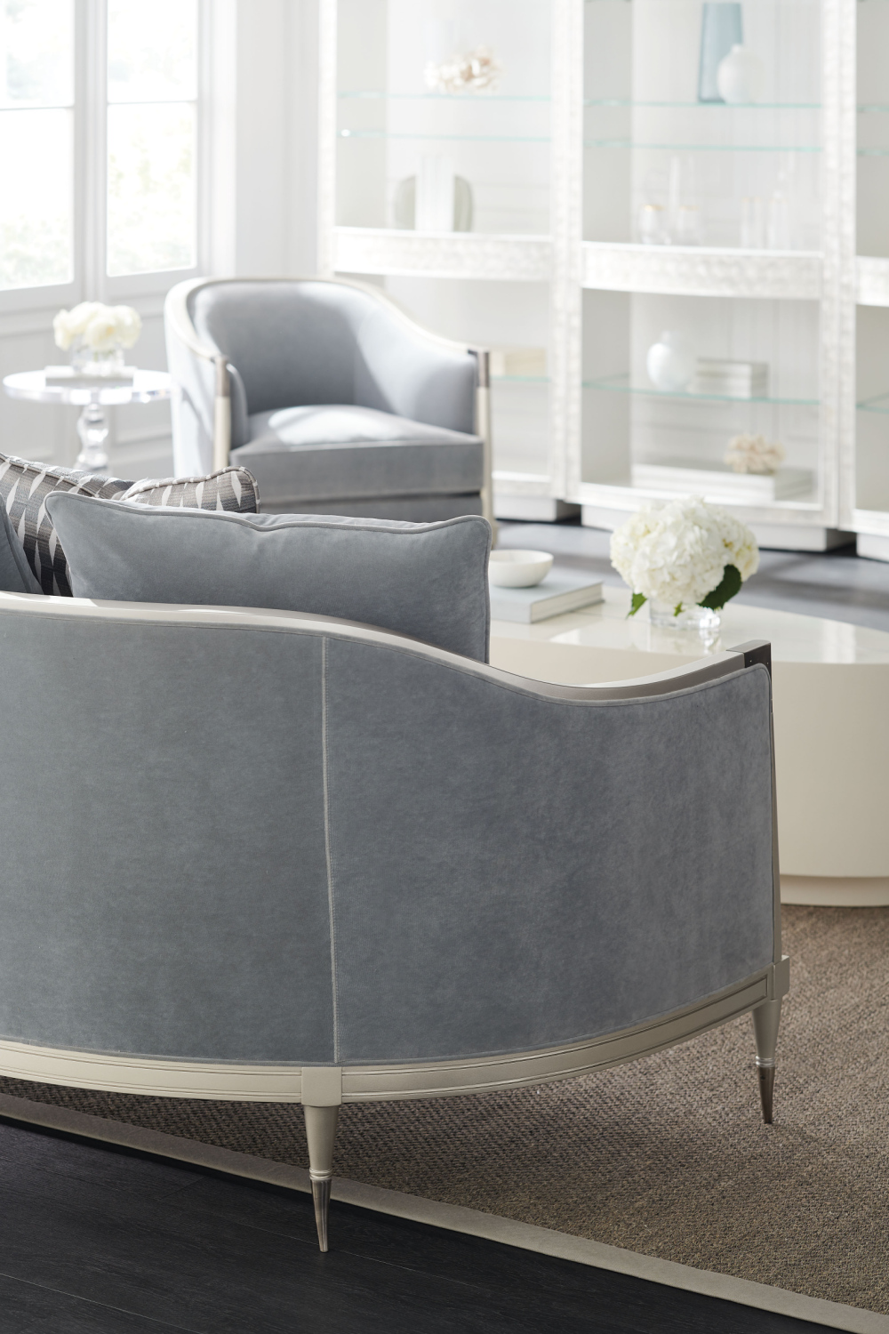 Gray Curved Lounge Chair | Caracole Splash Of Flash | Caracole.eu.com